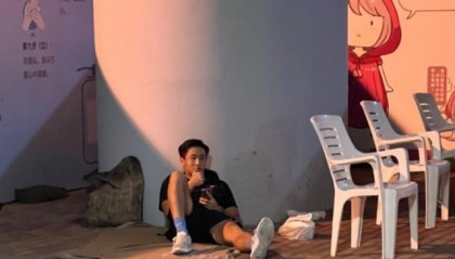 一手资讯-深圳队凌晨露宿海口街头：戴伟浚晒出“流浪汉”照