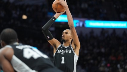 你强任你强！文班亚马攻防高效 14中9&amp;三分7中4砍26分13板3助5帽