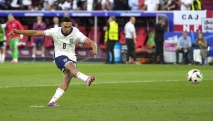 亚历山大-阿诺德：5罚出场是我的宿命，我享受得很