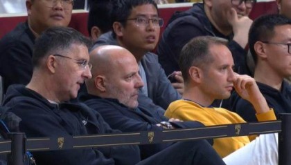 CBA半决赛变菜鸡互啄 国家队主帅观赛面色凝重