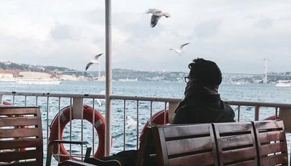 高诗岩社媒分享旅行vlog并配文：亚洲前三侧颜