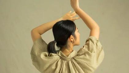 高诗岩社媒分享旅行vlog并配文：亚洲前三侧颜